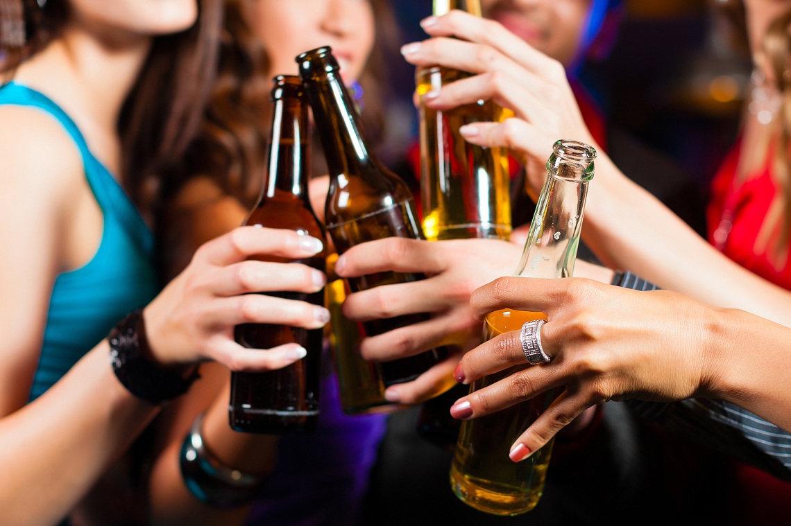 Alkohol ima dvostruki učinak na krvni tlak te ubrzava otkucaje srca | Cochrane